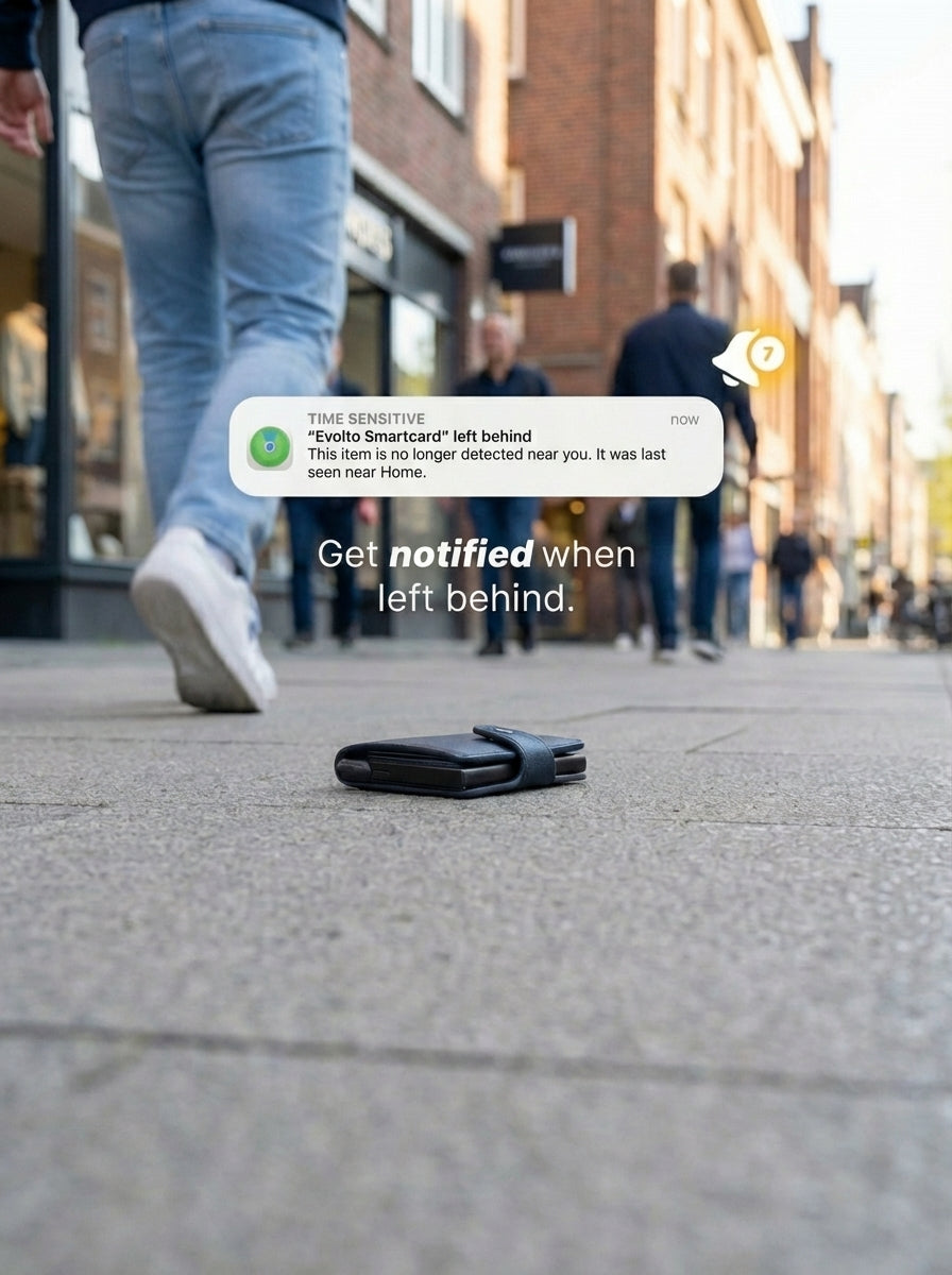 Bild som visar en person som går ifrån sin plånbok på marken, vilket utlöser en mobilnotis från det inbyggda tracking card att den lämnats kvar.