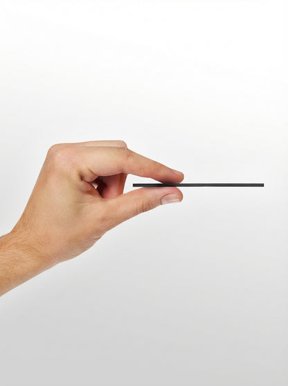 Hand som håller ett ultratunt tracking card i profil för att visa dess smala design på endast 1,8 mm.